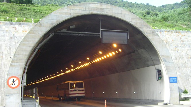 Hầm đường bộ Hải Vân được khánh thành vào ngày 5/6/2005.