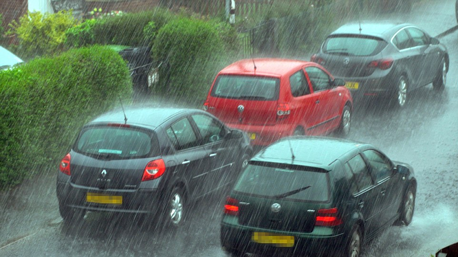 Với nhiều người, việc phải lái xe khi trời mưa gây ra rất nhiều lo lắng.