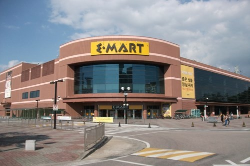 Emart Gò Vấp là đại siêu thị Emart đầu tiên tại Việt Nam.