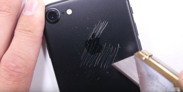 JerryRigEverything chấp nhận mang một chiếc iPhone 7 đen vào cuộc thử nghiệm của mình.
