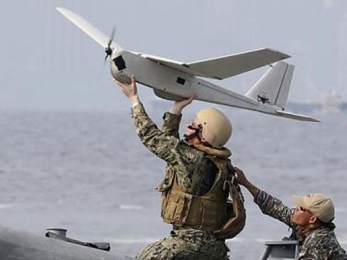 Quân nhân Mỹ hướng dẫn binh sĩ Philippines sử dụng một máy bay không người lái (UAV)- (Ảnh: Reuters).