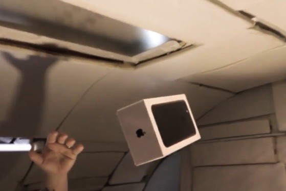 Đập hộp iPhone 7 của Apple tại môi trường không trọng lực.