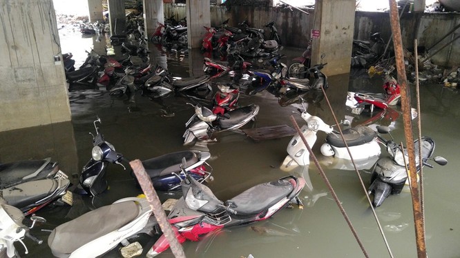 Hàng trăm xe máy "trầm mình" trong nước lũ