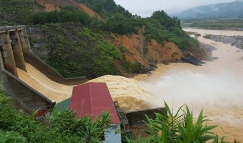 Thủy điện Hố Hô xả lũ khiến hàng ngàn hộ dân trên địa bàn huyện Hương Khê chìm trong biển nước.