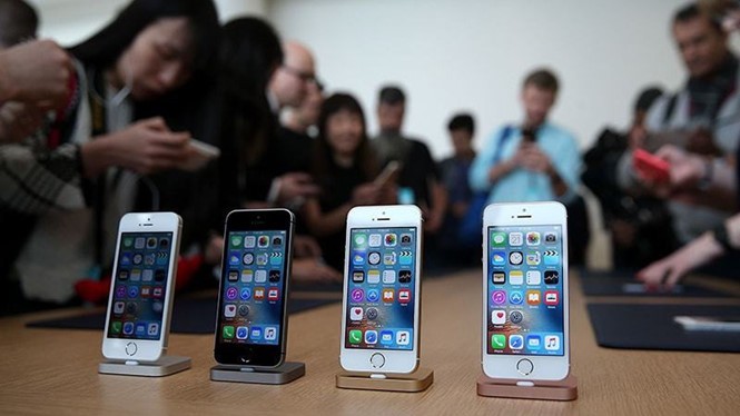iPhone SE không nhận được sự quan tâm lớn từ phía người dùng- (Ảnh: AFP).
