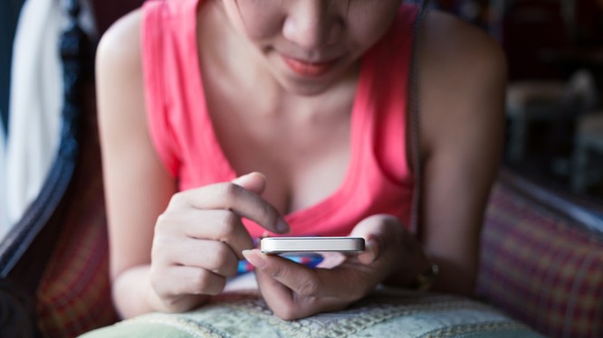 Người dùng Thái Lan đang truy cập Internet trên smartphone