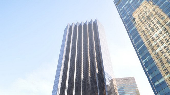 Nằm trên Đại lộ Số 5 ở Midtown Manhattan, thành phố New York, Tháp Trump (Trump Tower) là nơi sinh sống, làm việc cũng như đại bản doanh cho chiến dịch tranh cử Tổng thống Mỹ năm 2016 của ông Donald Trump.