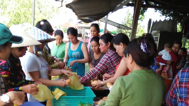 Người dân xã Lương An Trà, Tri Tôn (An Giang) chuẩn bị thực phẩm tiếp tế cho bộ đội - Ảnh người dân cung cấp
