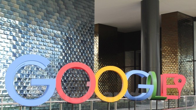 Biểu tượng GOOGLE được thiết kế 3D đặt phía trước lối ra vào trụ sở Google. (Ảnh: Mỹ Bình/Vietnam+)