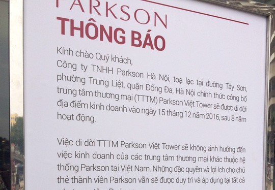 Thông báo của Parkson Việt Nam trước trung tâm thương mại Parkson Viet Tower
