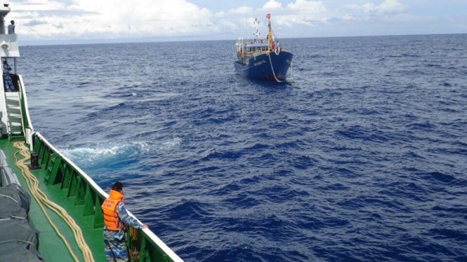 Tàu cảnh sát biển 6007 tiếp cận và lai kéo tàu cá bị nạn về bờ - Ảnh: Đ.ĐỊNH