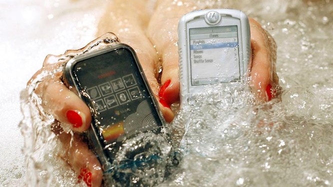 Các điện thoại chống nước phát hành cho thị trường Nhật năm 2008. Ảnh: AP