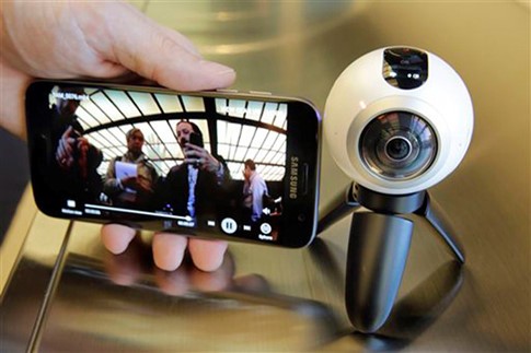 Gear 360 cho phép quay phim và chụp ảnh ở độ phân giải khá cao- (Ảnh: AFP).