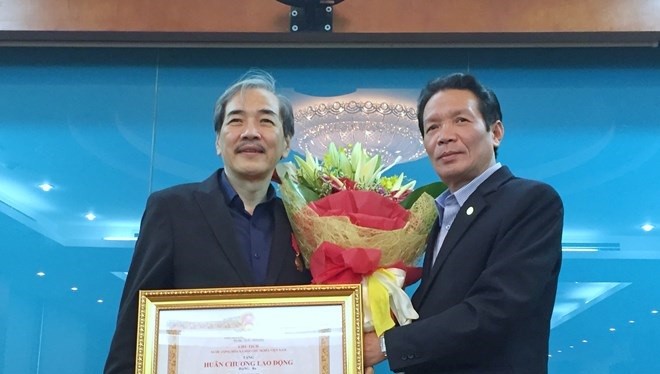 Thứ trưởng Bộ TT&TT Hoàng Vĩnh Bảo (bên phải) thừa ủy quyền Chủ tịch nước trao tặng Huân chương Lao động hạng Ba cho Phó Cục trưởng Cục Báo chí Vũ Thanh Sơn.
