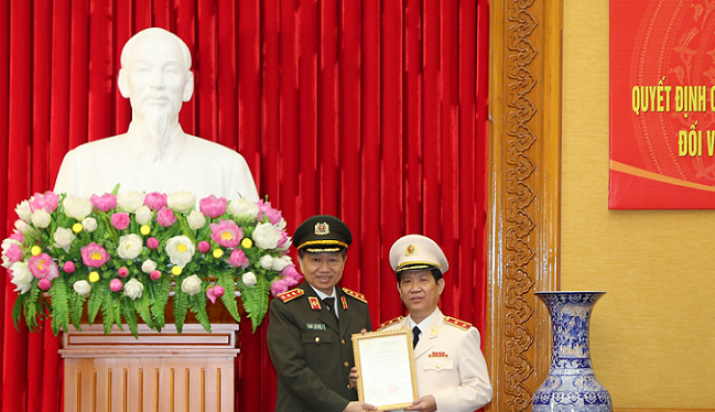 Bộ trưởng Tô Lâm trao quyết định thăng cấp bậc hàm Trung tướng của Chủ tịch nước và tặng hoa chúc mừng đồng chí Nguyễn Văn Sơn.