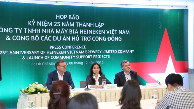 Trong buổi họp báo, đại diện Công ty bia Heineken Việt Nam cho biết vừa lắp đặt hệ thống xe đạp nước tại kênh Nhiêu Lộc - Thị Nghè