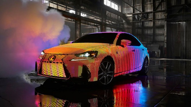 Một chiếc Lexus IS thế hệ 2017 khiến cho người xem phải hoa mắt trước những màn biến hoá không thể ngờ.