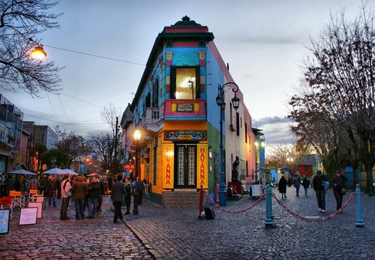 Caminito (Argentina): Những con đường ở Caminito nằm dọc theo bến cảng La Boca (phía đông nam thủ đô Buenos Aires) vô cùng nổi bật nhờ những mảng tường nhiều màu sắc rực rỡ. Ảnh: Argentina-travel-blog.