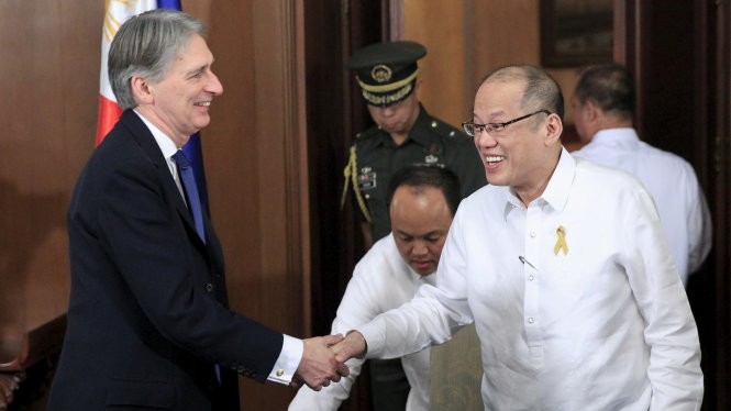 Ngoại trưởng Anh Philip Hammond (trái) hội kiến Tổng thống Philippines Benigno Aquino - Ảnh: Reuters