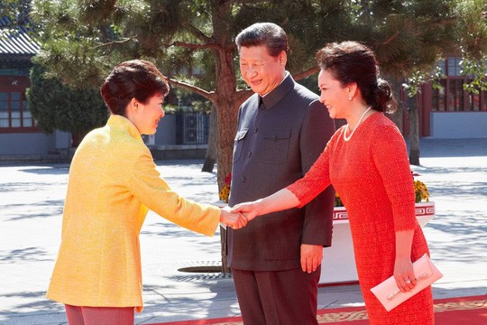 Vợ chồng Chủ tịch Trung Quốc Tập Cận Bình tiếp Tổng thống Hàn Quốc Park Geun-hye (trái) tại Bắc Kinh hồi tháng 9-2015. Ảnh: EPA