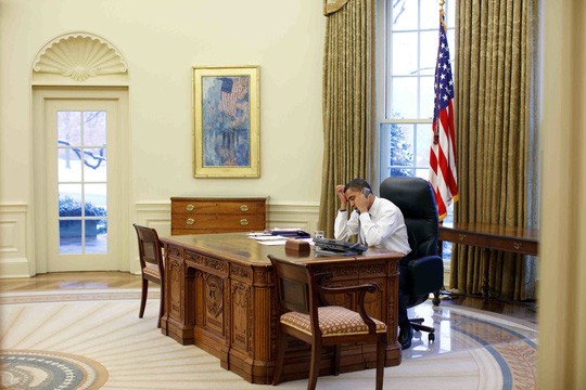 Tổng thống Mỹ Barack Obama làm việc tại bàn ResoluteẢnh: Whitehouse.gov