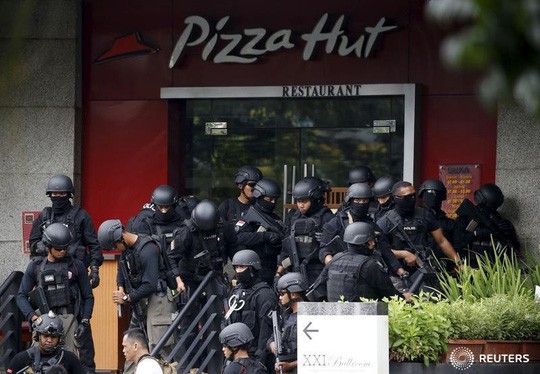 Cảnh sát tập trung gần hiện trường một vụ tấn công ở Jakarta. Ảnh: Reuters
