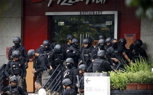 Cảnh sát Indonesia tập trung bên ngoài một nhà hàng gần hiện trường vụ tấn công khủng bố của IS ở Jakarta ngày 14/1 - Ảnh: Reuters.