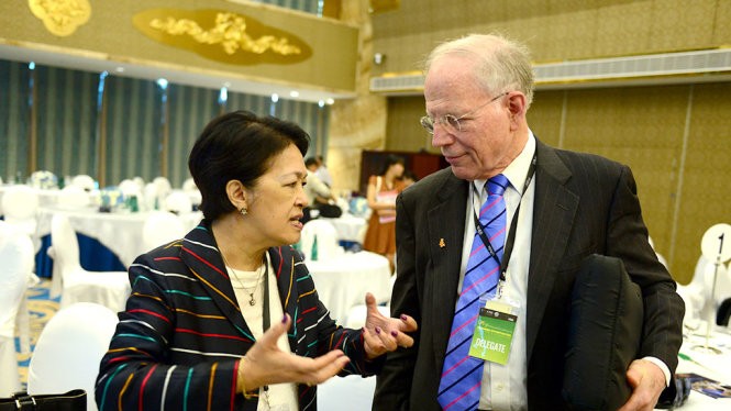 Đại sứ Tôn Nữ Thị Ninh - nguyên phó chủ tịch Ủy ban Đối ngoại Quốc hội Việt Nam - trò chuyện với một đại biểu tại hội nghị “20 năm quan hệ Việt - Mỹ: Triển vọng hợp tác kinh tế - giáo dục và tiếp theo với Hiệp định TPP” chiều 14-1 - Ảnh: Quang Định