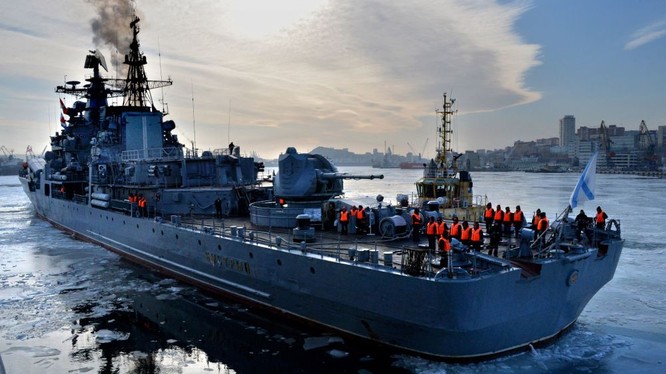 Tàu khu trục Bystryi thả neo ở cảng Vladivostok.