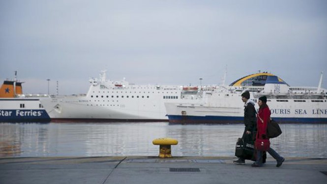 Các phà chở khách nằm tại bến do thuỷ thủ đình công, ở cảng Piraeus, gần thủ đô Athens, Hy Lạp ngày 27.1.2016 - Ảnh: Reuters
