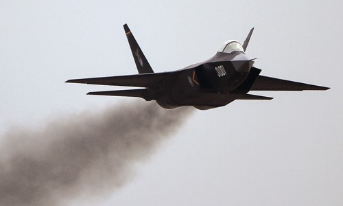 Chiến đấu cơ J-31 xả khói đen mù mịt trong đợt bay trình diễn năm 2014. Ảnh: Gizmodo