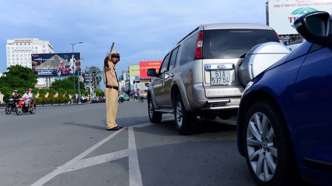 Cảnh sát giao thông điều tiết giao thông tại ngã tư Hoàng Văn Thụ - Nguyễn Văn Trỗi chiều 20-10-2015 - Ảnh: Thanh Tùng