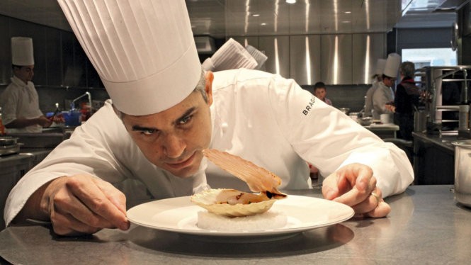 Ông Benoit Violier chuẩn bị món ăn tại nhà hàng L'Hotel de Ville in Crissier - Ảnh lấy từ facebook