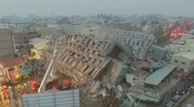 Nhiều tòa nhà cao tầng sập do động đất - Ảnh: RT