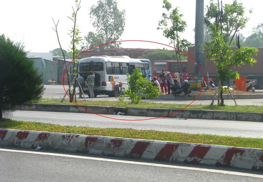 Một xe dù đang “trưng dụng” trạm dừng chân cầu Cần Thơ (phía quận Cái Răng, TP Cần Thơ) để nhét hàng hóa và đón khách - Ảnh: Đông Bình