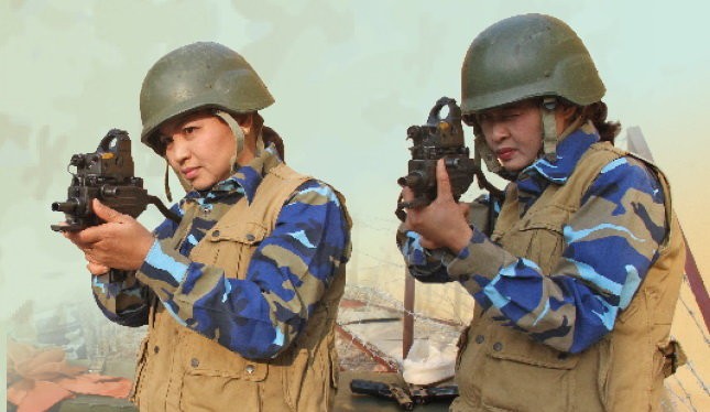 Trung úy chuyên nghiệp Đinh Thị Hoa (phải) và thiếu tá chuyên nghiệp Trần Thị Nguyệt luyện tập bắn súng đặc chủng chống khủng bố - Ảnh: PHẠM ĐỨC TUẤN