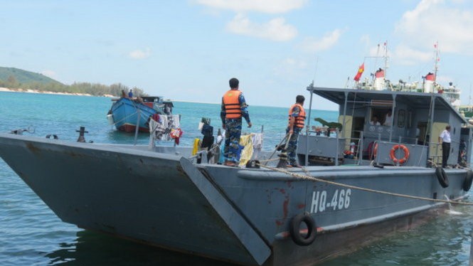 Tàu HQ 466 (Vùng 5 Hải Quân) lai dắt một tàu đánh cá của ngư dân cập bến an toàn (Ảnh do Vùng 5 Hải Quân cung cấp)
