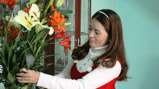 Chị Huỳnh Thị Ánh Hồng chuẩn bị cho những ngày tết Nguyên đán Bình Thân - Ảnh: Phan Giang