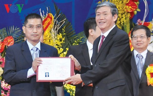 Ông Đinh Thế Huynh, Ủy viên Bộ Chính trị, Trưởng ban Tuyên giáo Trung ương trao giấy chứng nhận đạt tiêu chuẩn chức danh giáo sư cho ông Nguyễn Văn Hiếu.