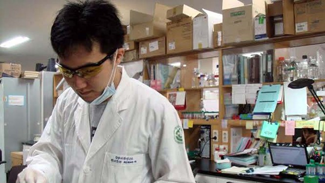 Tiến sĩ Nguyễn Hồng Vũ trong phòng thí nghiệm tại Hàn Quốc - Ảnh: H.V