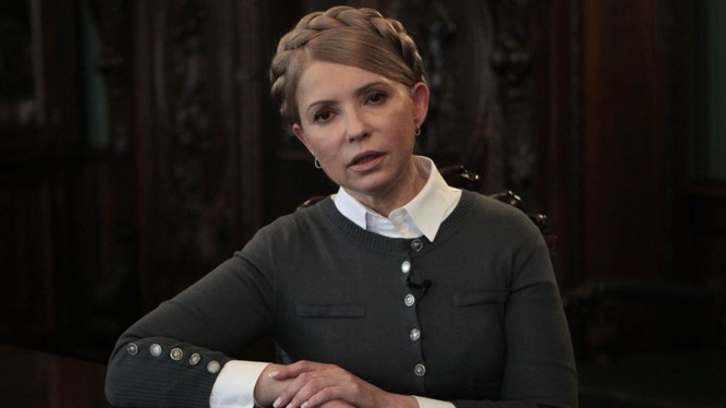 Hình ảnh quen thuộc của Tymoshenko trong mái tóc bím.