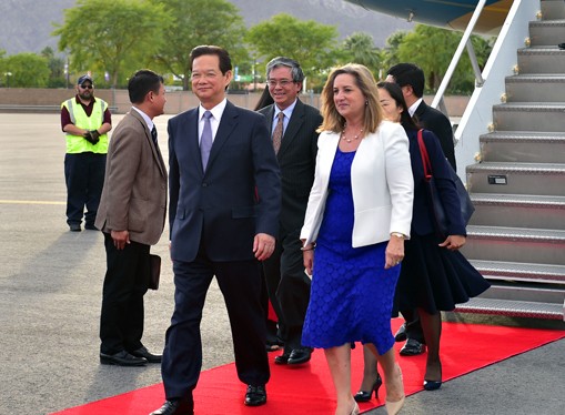 Đại diện Bộ Ngoại giao Hoa Kỳ đón Thủ tướng Nguyễn Tấn Dũng tại sân bay quốc tế Palm Spring ngày 15/2. Ảnh: VGP/Nhật Bắc