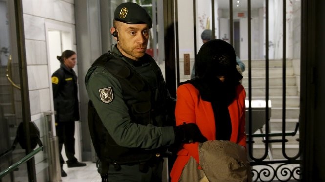 Cảnh sát Tây Ban Nha giải một nghi can khỏi văn phòng Ngân hàng ICBC của Trung Quốc tại Madrid trong đợt lục soát ngày 17-8 - Ảnh: Reuters