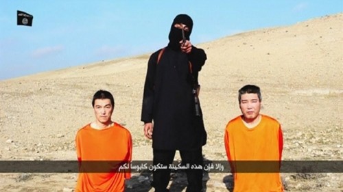 IS thường xuyên tung những đoạn video chặt đầu con tin. Trong ảnh là 2 công dân Nhật bị IS bắt làm con tin trong đoạn video IS tung lên mạng ngày 20.1.2015 - Ảnh: Reuters