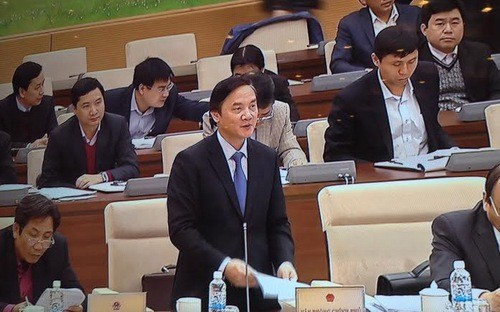 Phó chủ nhiệm Văn phòng Chính phủ Nguyễn Khắc Định trình bày báo cáo tổng kết nhiệm kỳ của Chính phủ, Thủ tướng tại phiên họp của Uỷ ban Thường vụ Quốc hội.