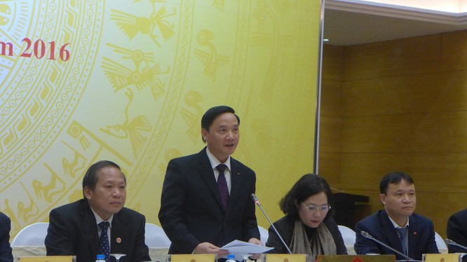 Phó Chủ nhiệm Văn phòng Chính phủ, Nguyễn Khắc Định, lần đầu tiên sắm vai người điều hành họp báo Chính phủ.