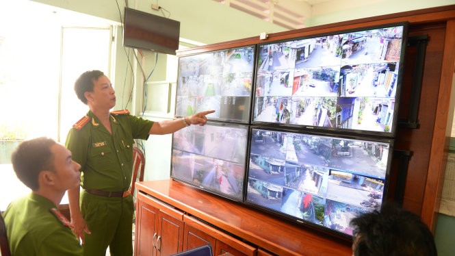 Trung tá Lê Thành Hưng - trưởng Công an P.12, Q.Gò Vấp, TP.HCM - kiểm tra các điểm thường xảy ra cướp giật được lắp đặt camera trên địa bàn phường - Ảnh: Hữu Khoa