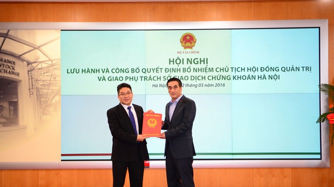 Thứ trưởng Bộ Tài chính Trần Xuân Hà trao quyết định bổ nhiệm Chủ tịch HĐQT Sở GDCK Hà Nội cho ông Nguyễn Thành Long