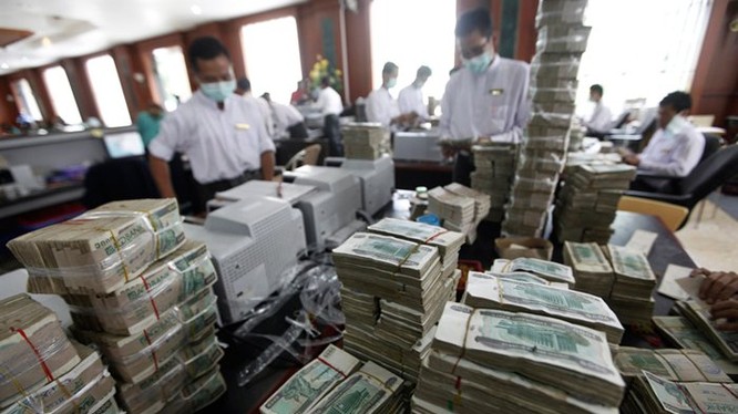 Thủ quỹ đang kiểm tiền tại một ngân hàng tư nhân ở TP Yangon, Myanmar. Ảnh: Reuters