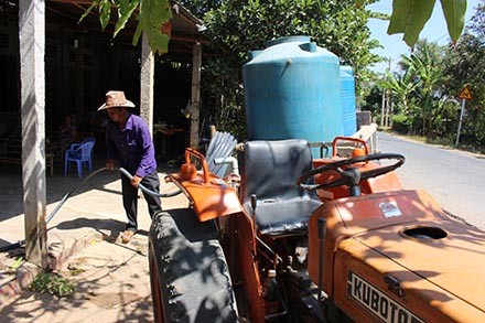 Xe máy cày chở nước ngọt phục vụ người dân. Ảnh: P.V